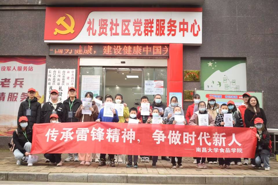 f2da6c40a9f14d2ba0b13d4555eaf261.jpg 志愿者和居民合照.jpg